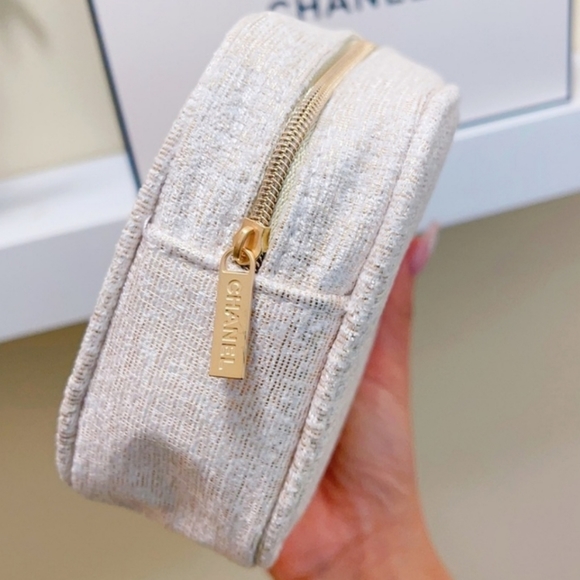 CHANEL 2023 HOLIDAY LIMITED EDITION RED TWEED COSMETIC BAG no product inside - Picture 2 of 4